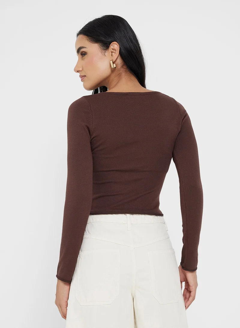 جينجر بلوزة بياقة على شكل حرف  مع كسرات